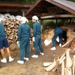 湯ノ岳山荘にある炭焼き窯を使って炭焼き体験を行っています