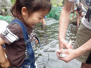 富士山地区_おいしい里山物語_アマゴのつかみ取り