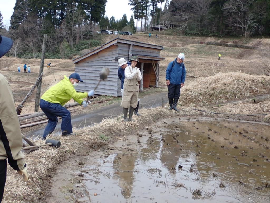 4月13日新潟：棚田サポーター事業　畦（あぜ）を塗りましたよ！：詳細ページを見る
